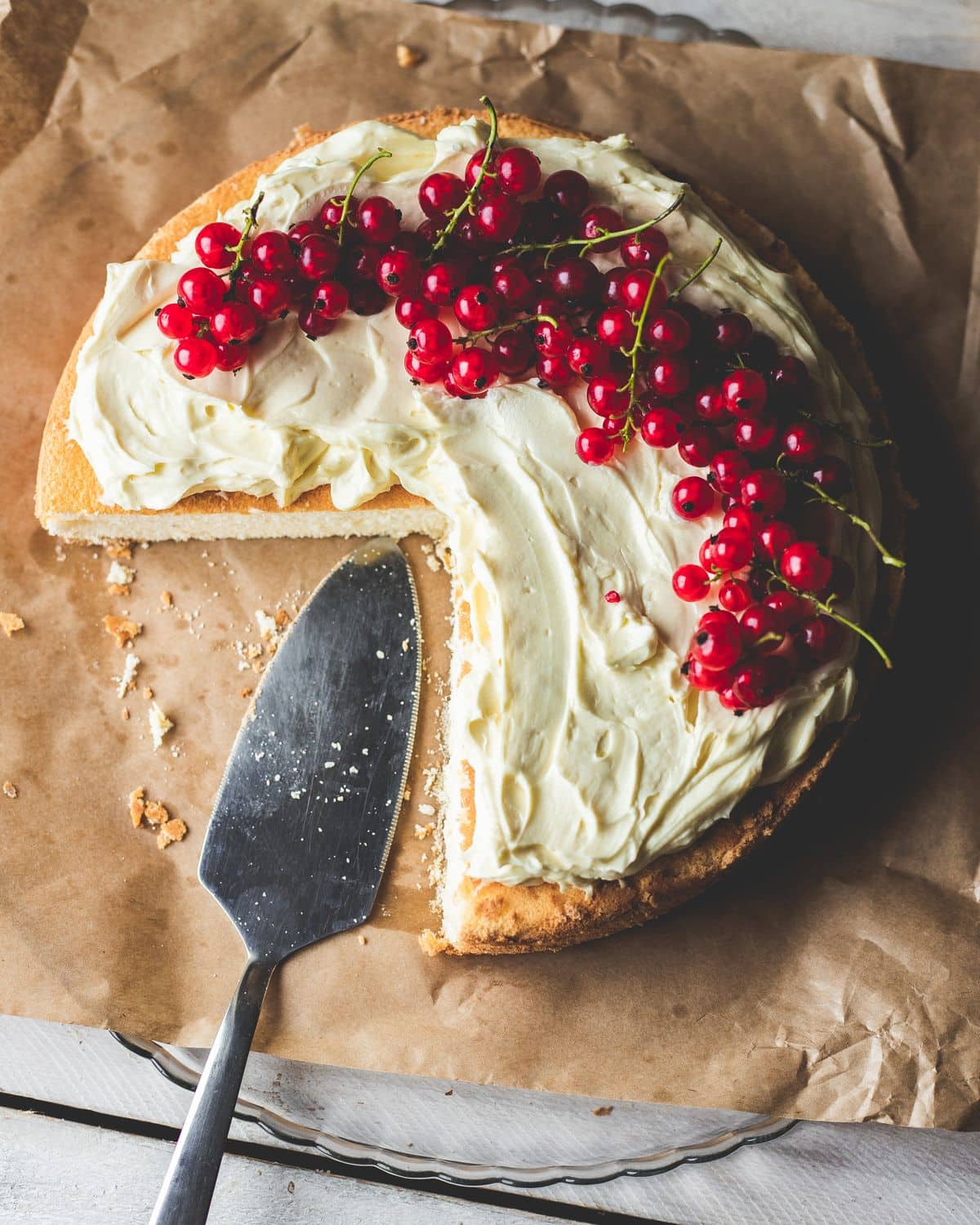 Cytrynowe ciasto biszkoptowe z kremem i owocami