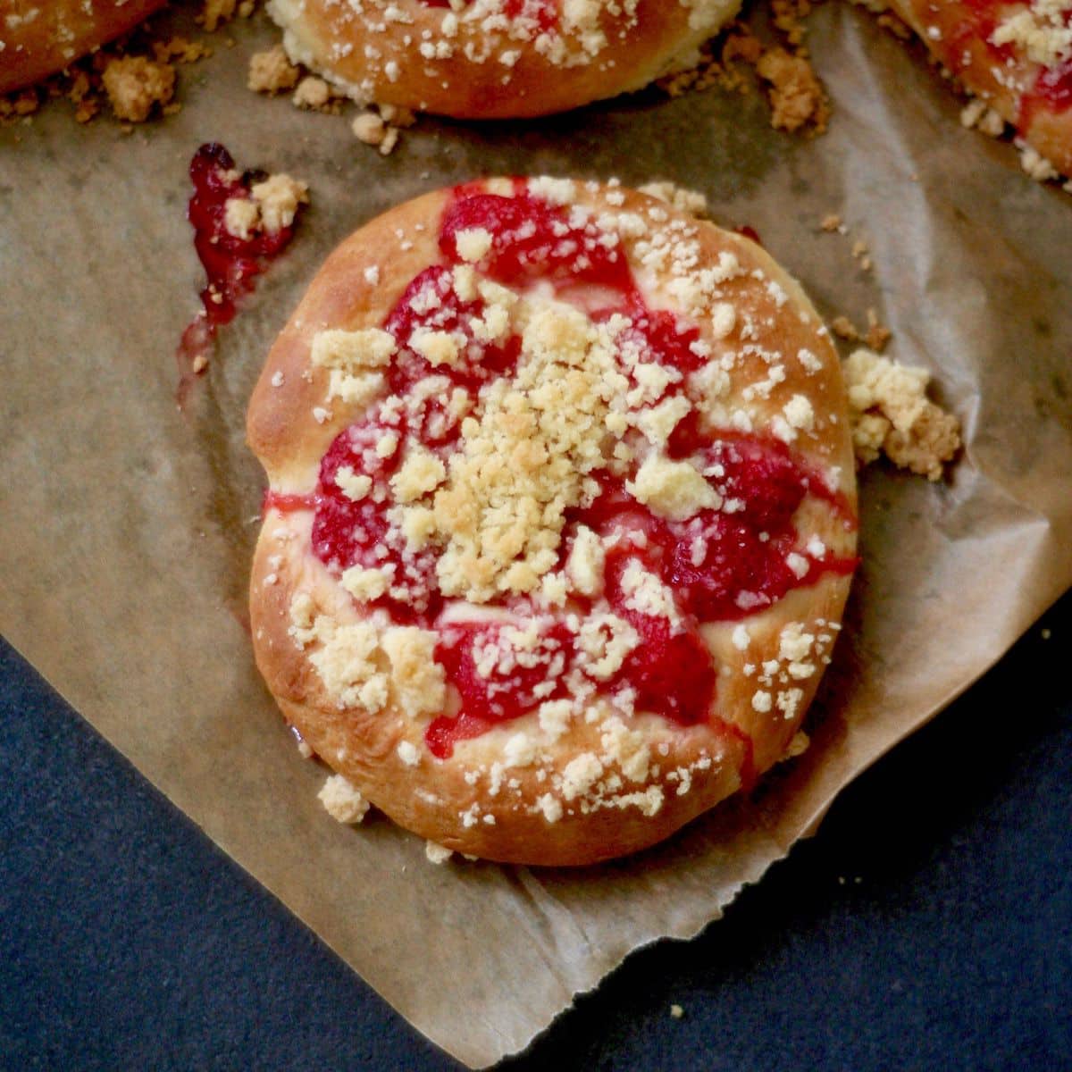 Drożdżówki z truskawkami