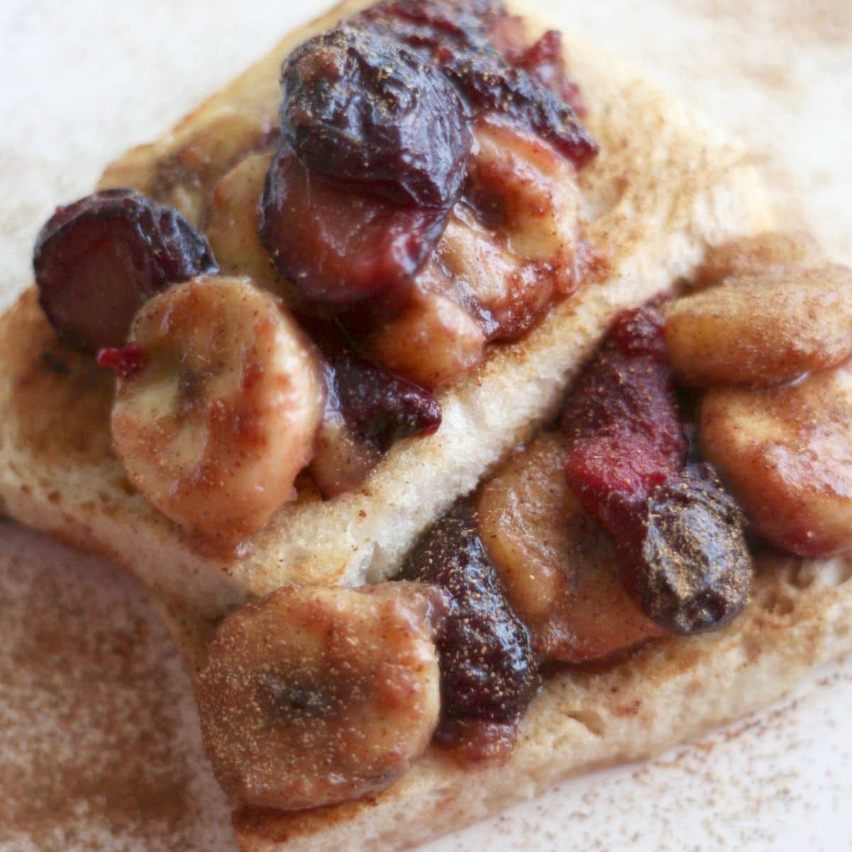 Grzanki śniadaniowe z owocami