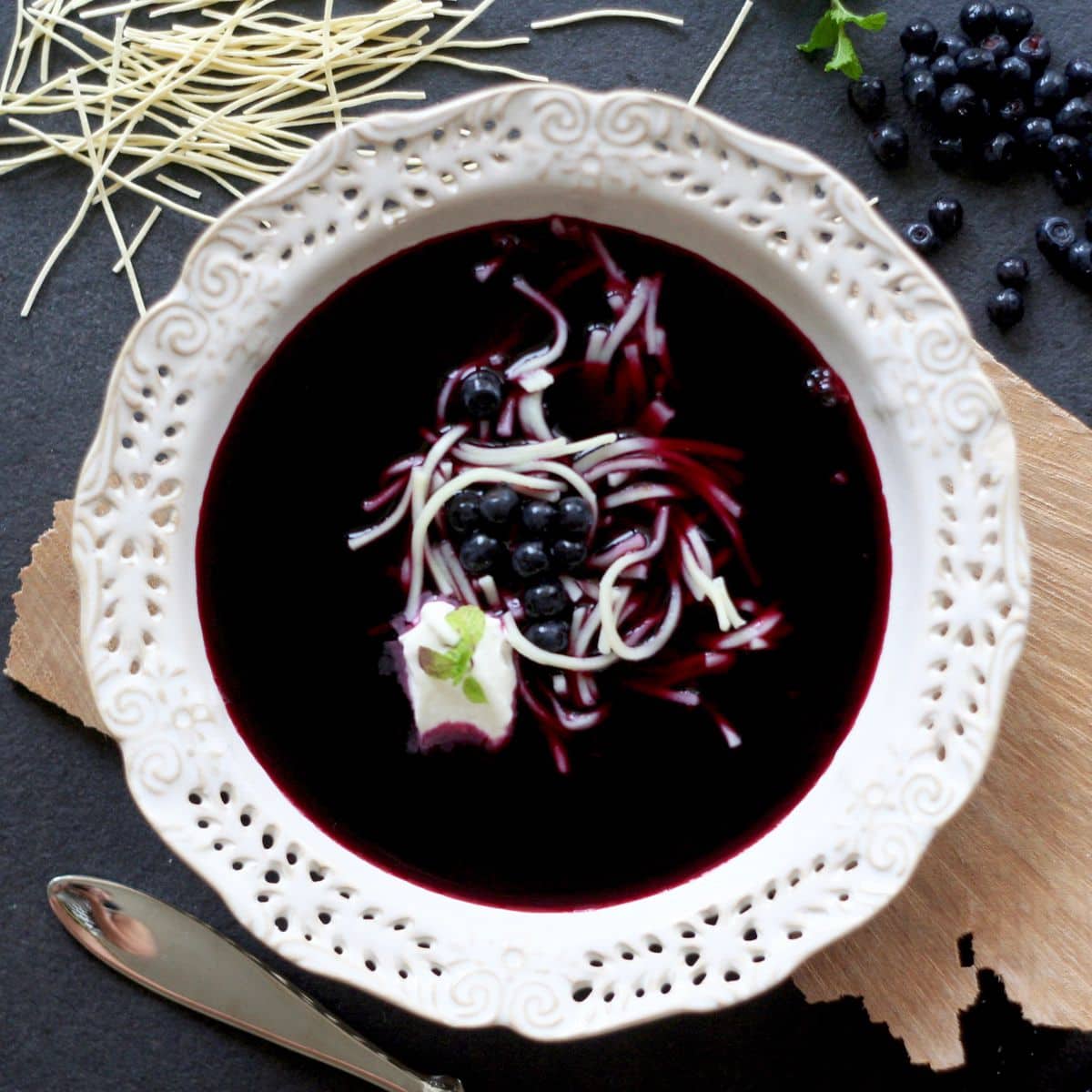 Jagodowa z makaronem