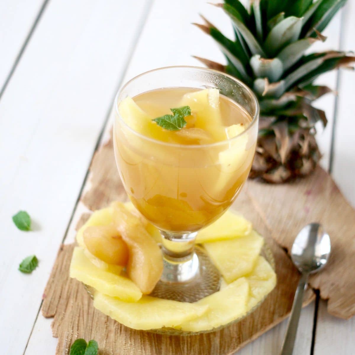 Kompot anansowo-gruszkowy