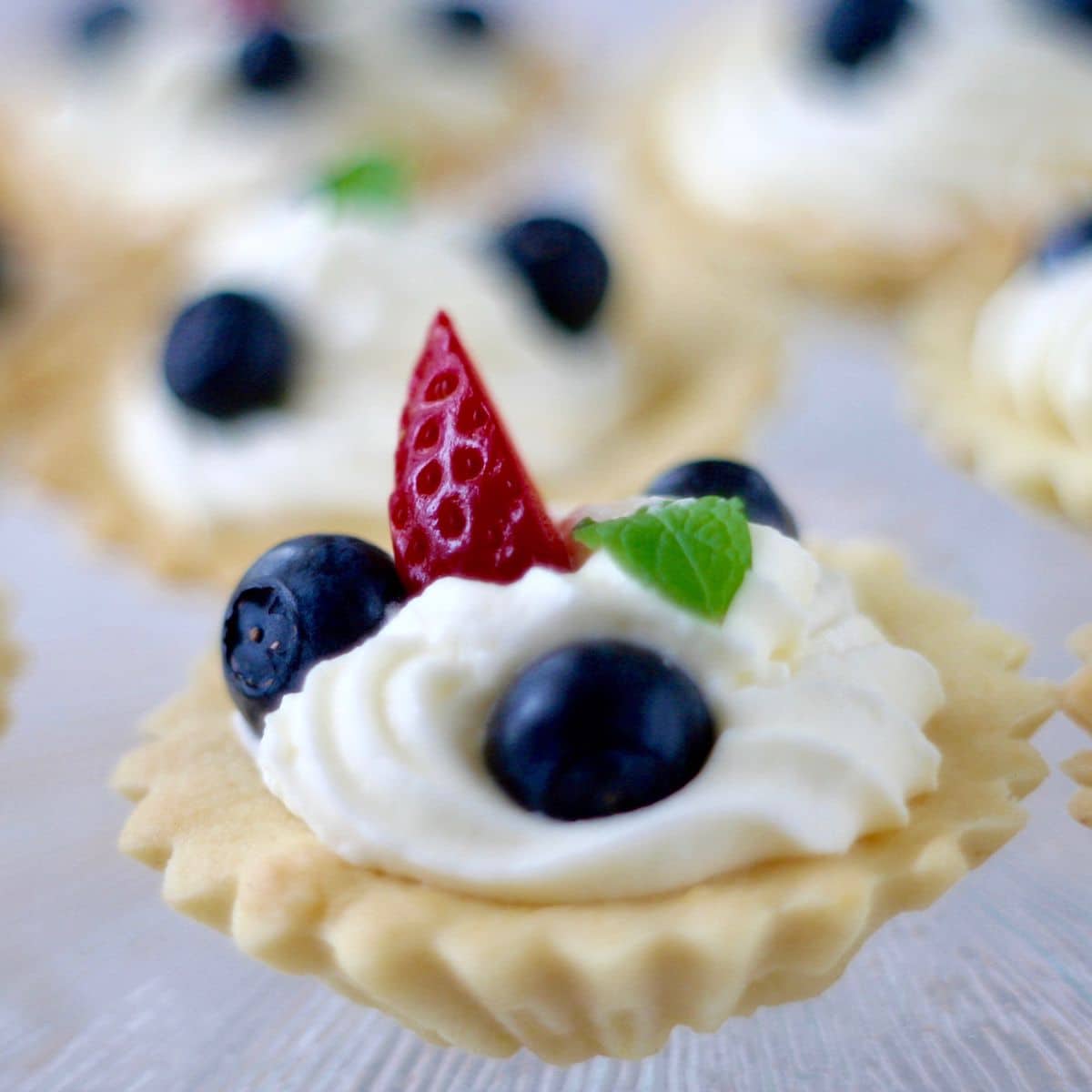 Kruche babeczki z bitą śmietaną i owocami