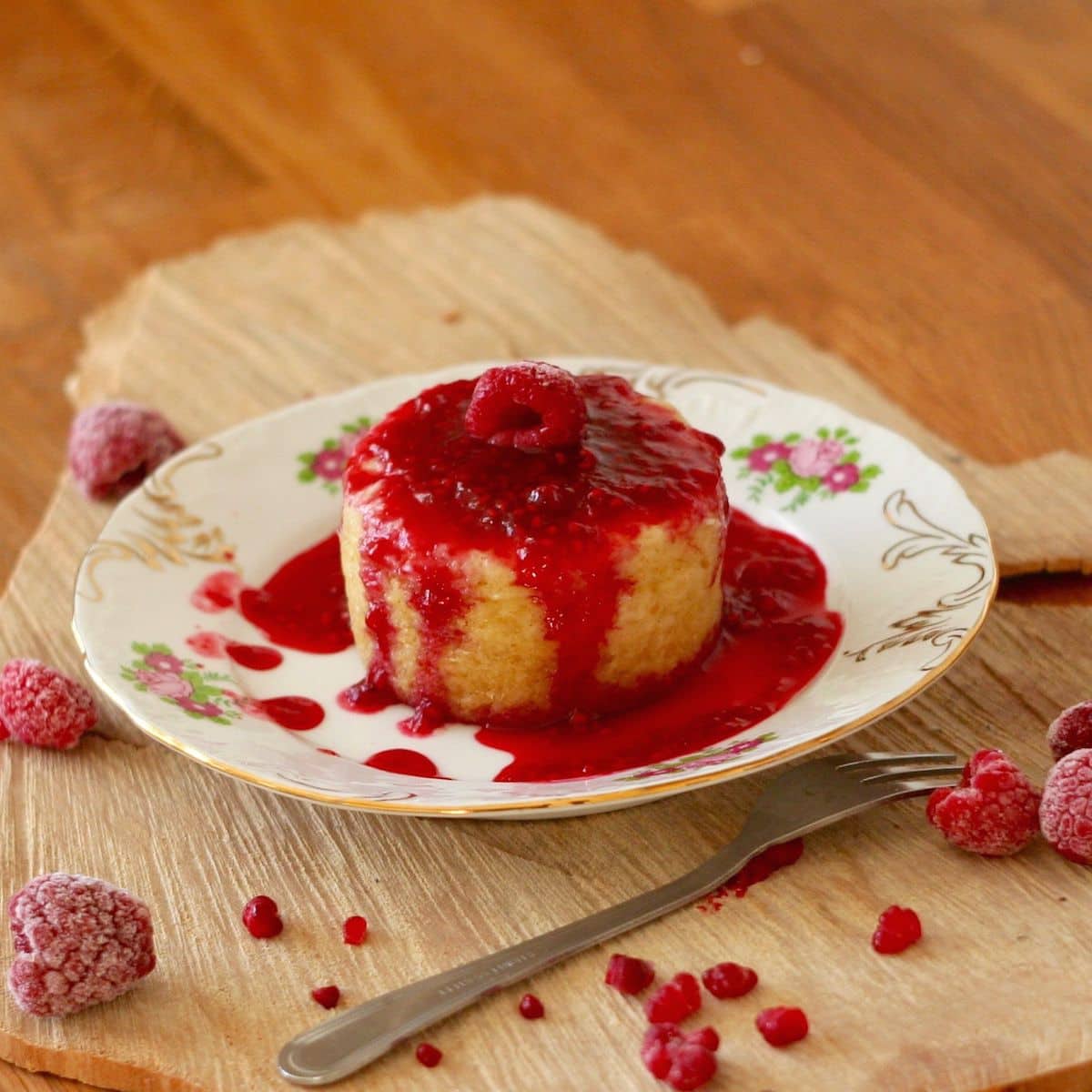 Legumina z sosem malinowym