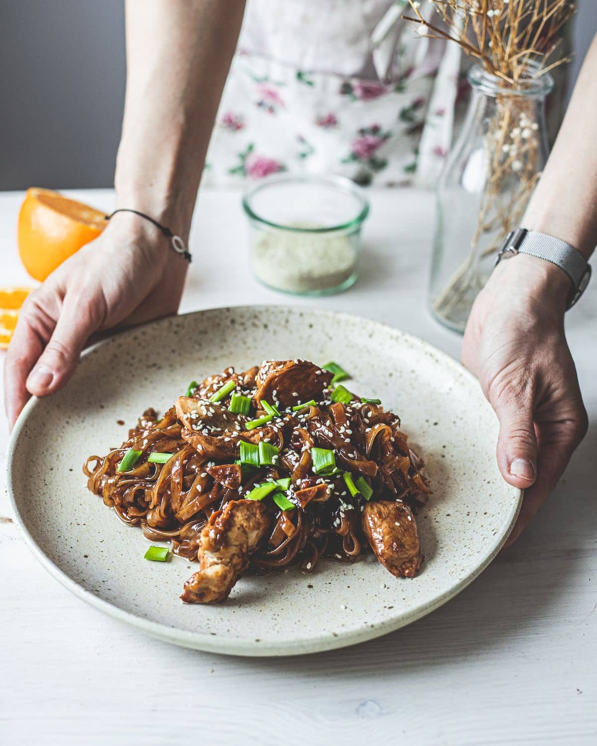 Makaron ryżowy z kurczakiem w sosie teriyaki – zdjęcie 1