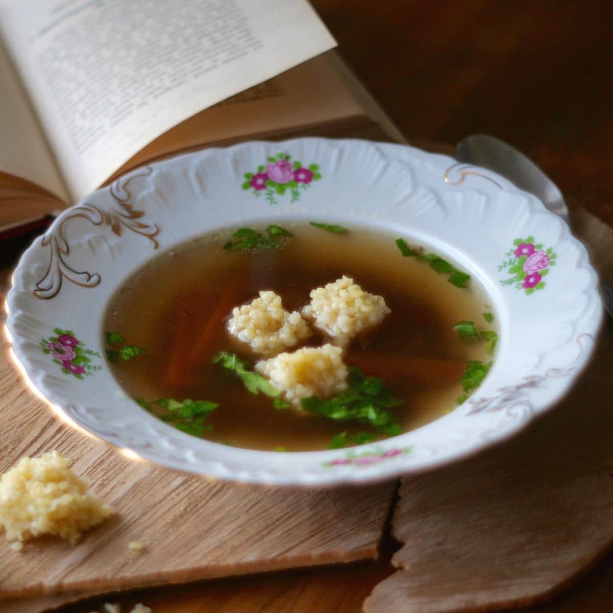 Rosół na wołowinie z kaszką krajaną