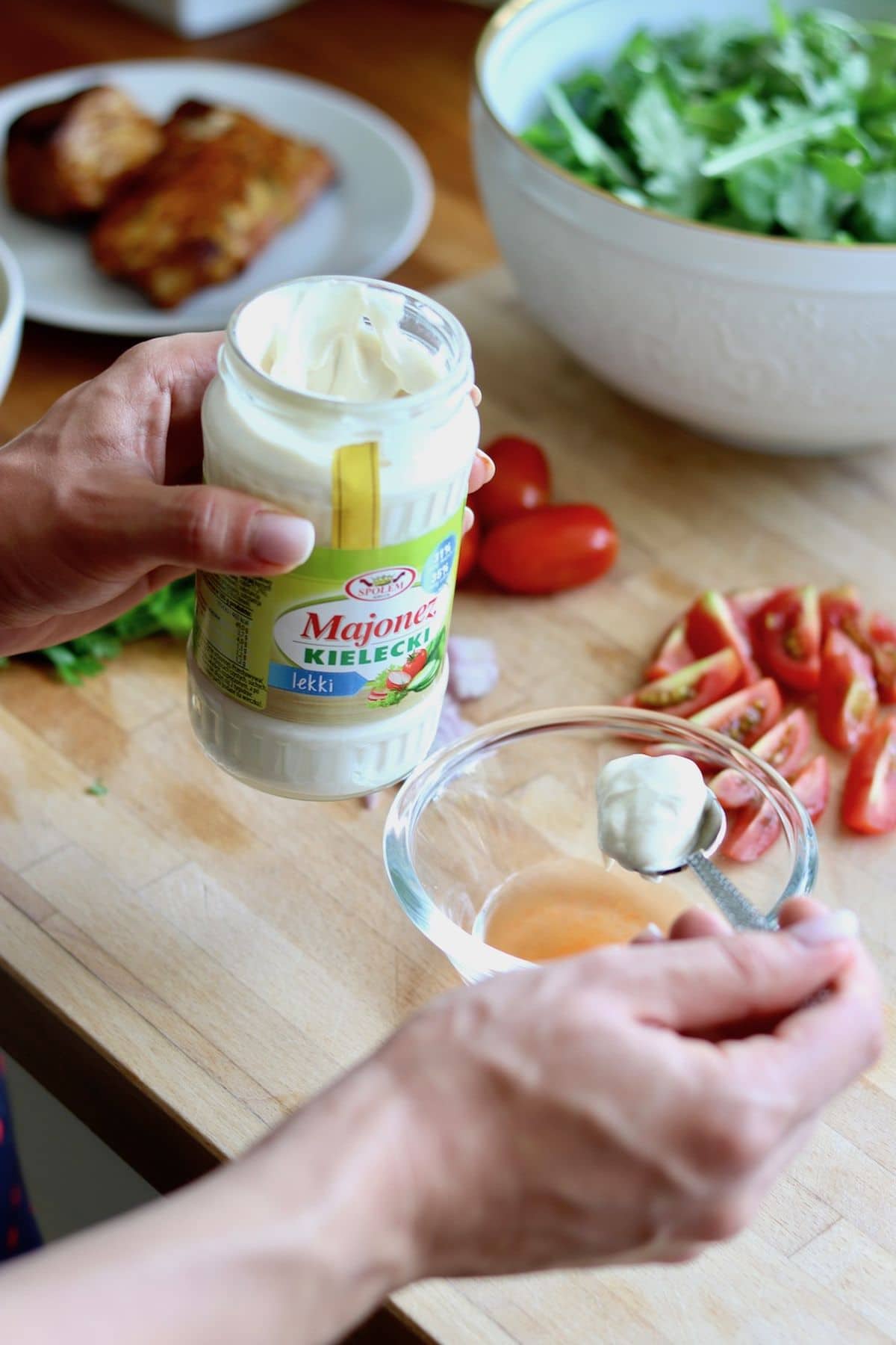 Sałatka z dorszem, kaszą bulgur i pikantnym sosem – zdjęcie 2