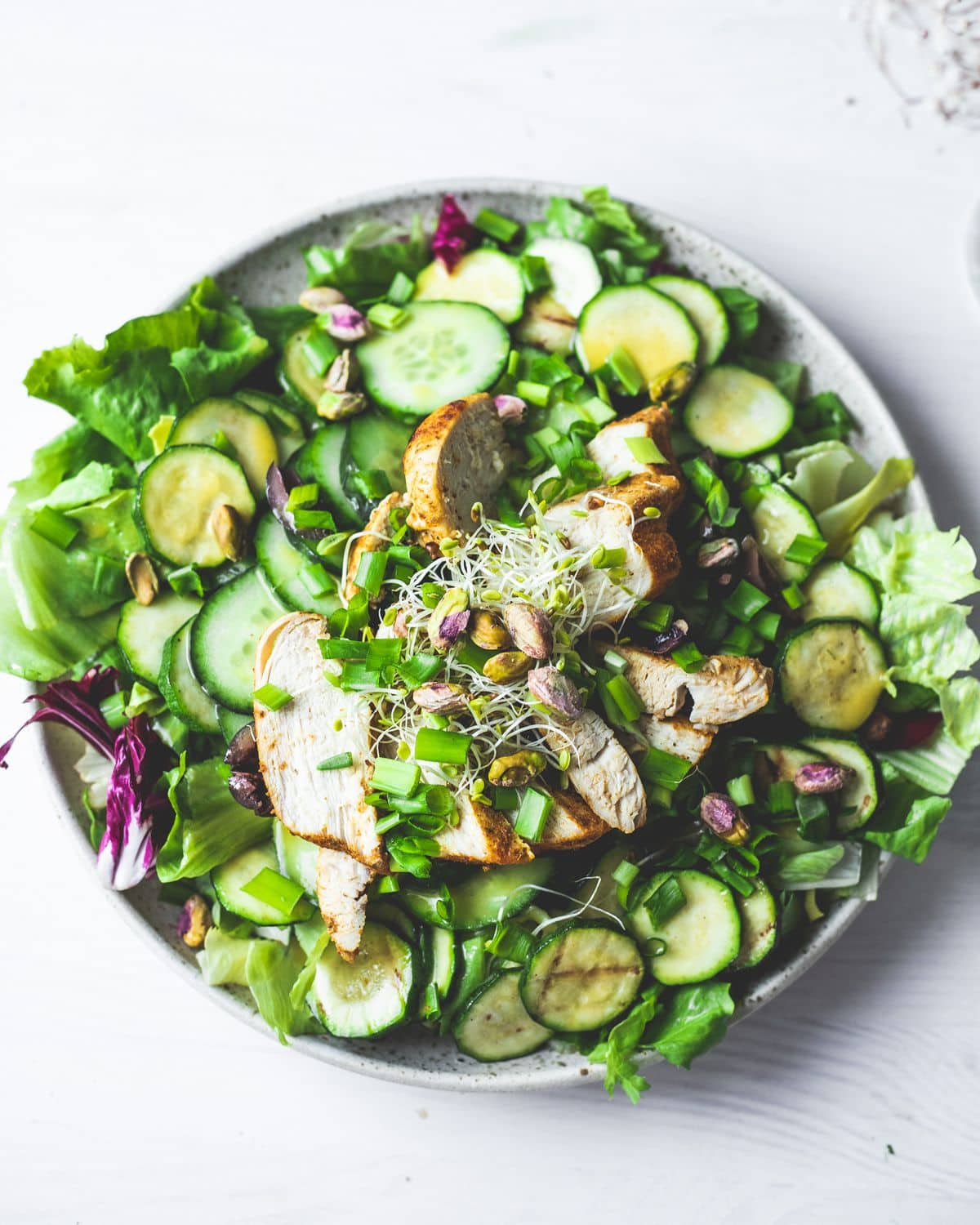 Sałatka z kurczakiem, grillowaną cukinią i oliwkami