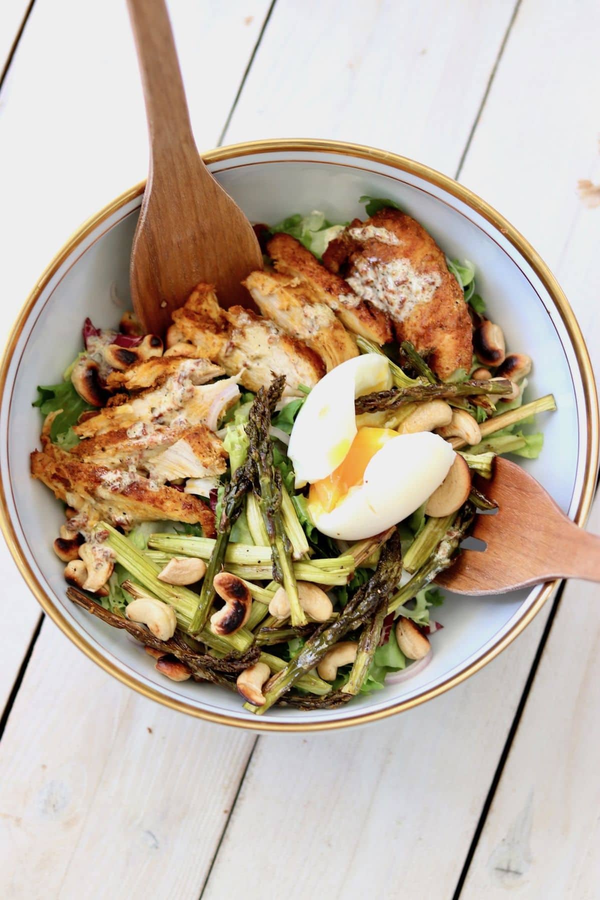 Sałatka z pieczoną piersią kurczaka, szparagami i jajkiem na miękko