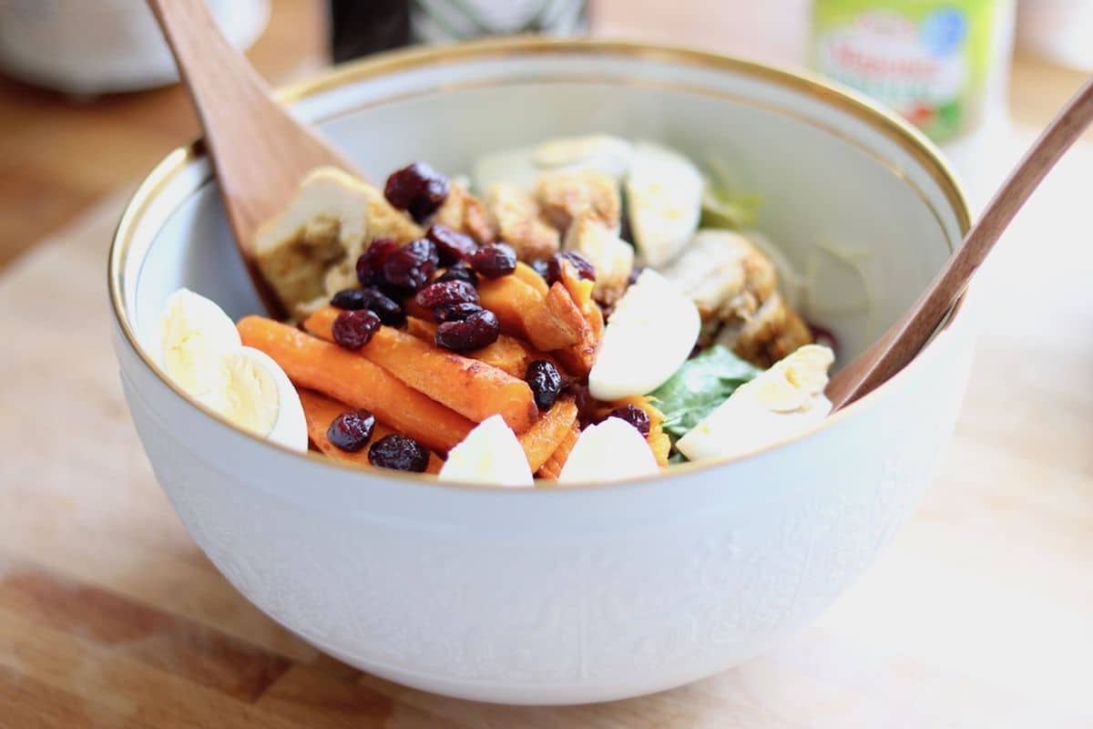 Sałatka z pieczonymi warzywami i kurczakiem – zdjęcie 2