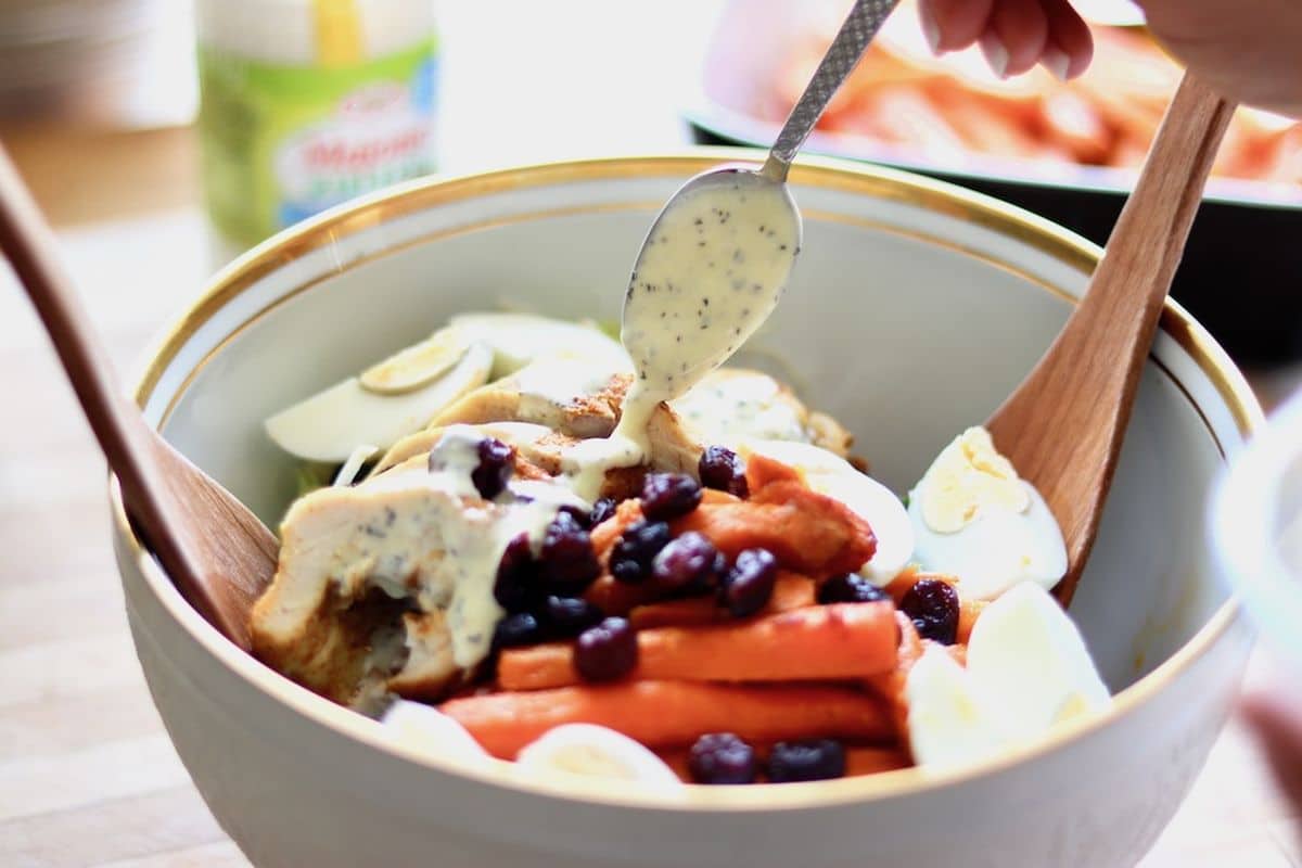 Sałatka z pieczonymi warzywami i kurczakiem – zdjęcie 2