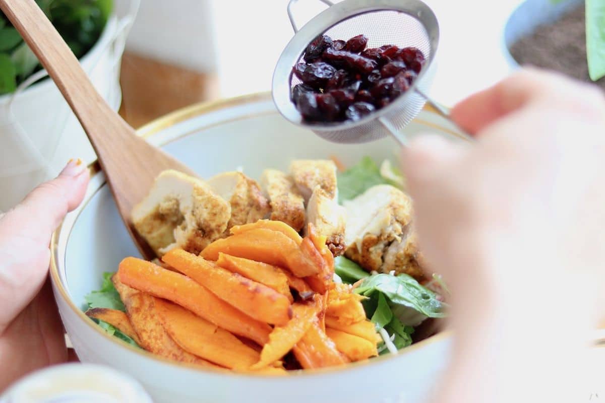 Sałatka z pieczonymi warzywami i kurczakiem – zdjęcie 1