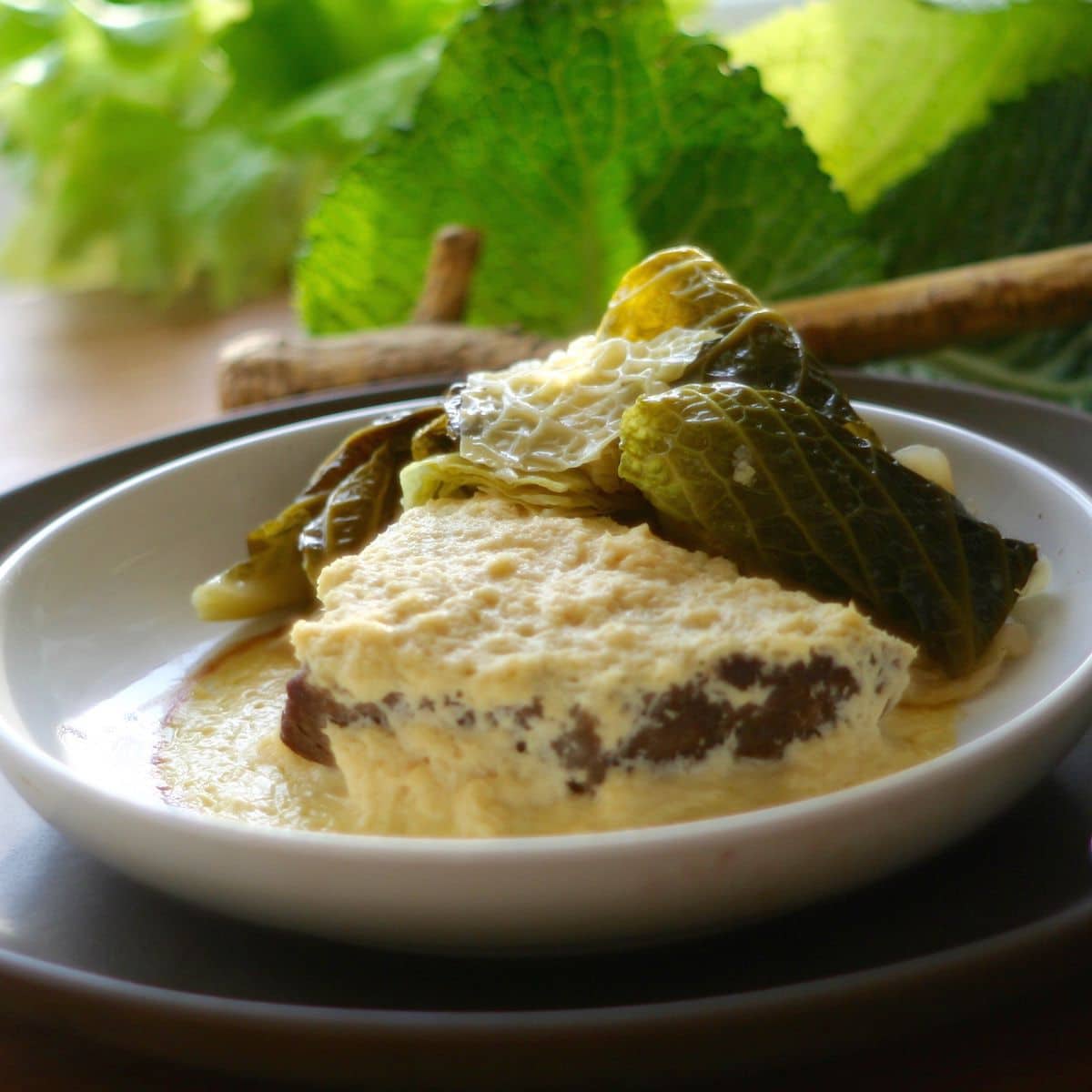 Sztuka mięsa opiekana w sosie chrzanowym