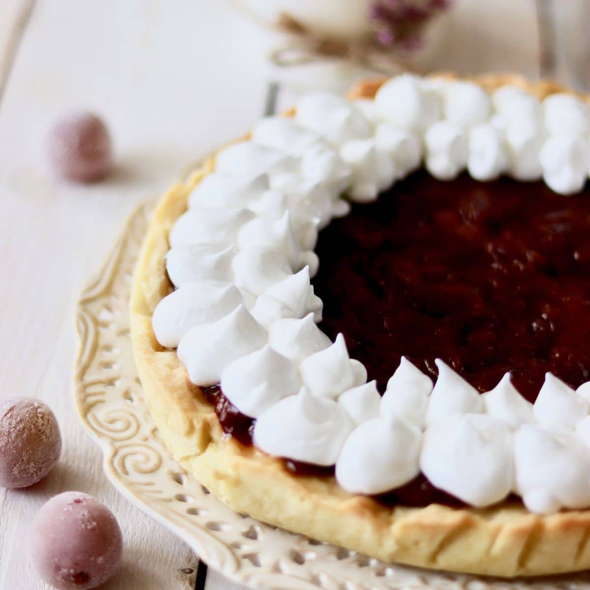 Tarta mirabelkowa z bezikami