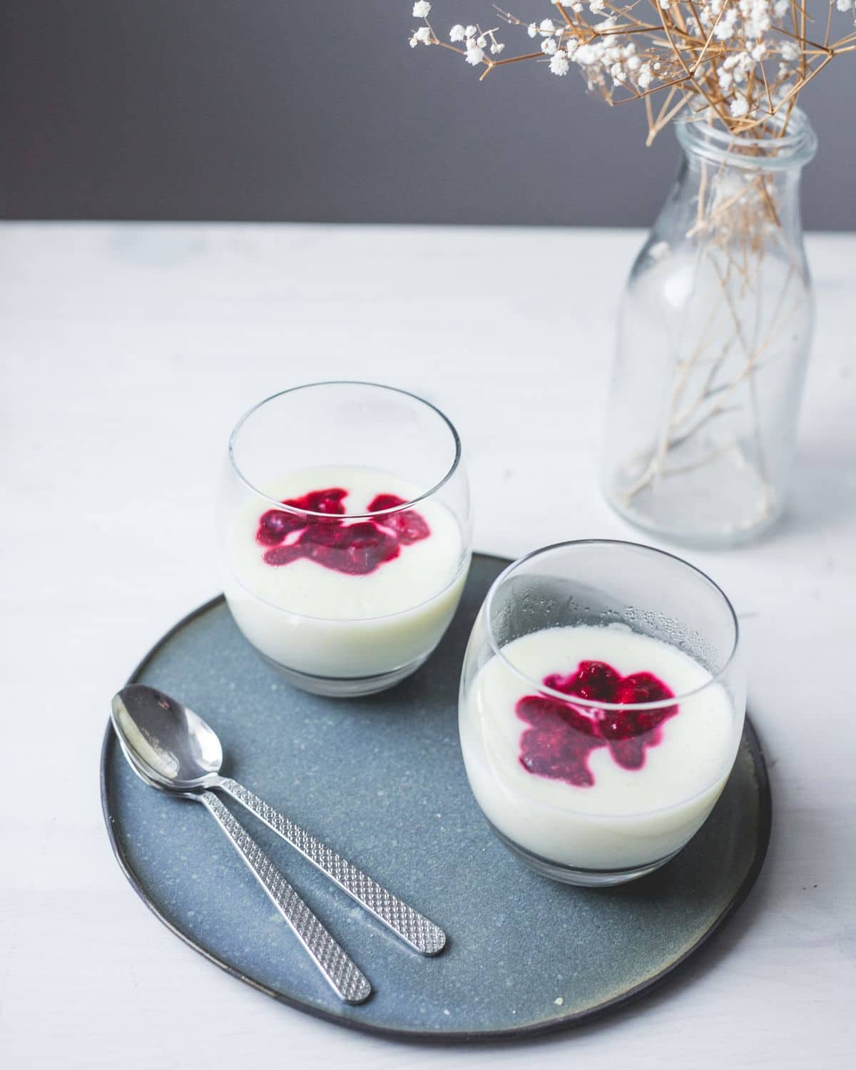 Waniliowy budyń z malinami